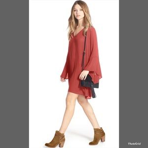 NWT LUSH WHITNEY BELL SLEEVE BOHO SHIFT DRESS Size Medium in Apple Butter